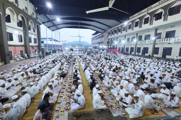 کالی کٹ مرکز میں منعقدہ رمضان روحانی اجلاس کے موقع پر گرانڈ افطار کا روح پرور منظر۔